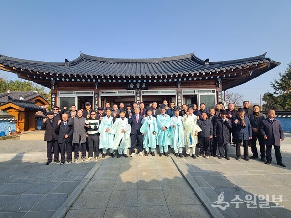 반남박씨 종친들이 시제를 마치고 기념촬영을 하고 있다. (사진=반남박씨 대종중)