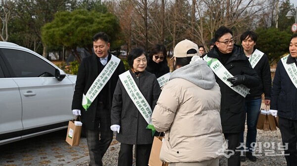 향남 오토캠핑장 관계자들이 동절기 대비 시설물을 점검하고 안전사고 예방 물품을 전달하고 있다. (사진=HU공사)