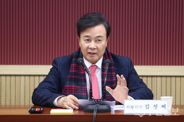 '의왕군포안산 공공주택지구' 주민 간담회에서 김성제 의왕시장이 발언을 하고 있다. (사진=의왕시) 