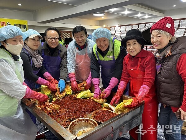 이계문 남양주도시공사 사장(오른쪽 세번째) 등이 관내 여성 장애인을 위한 ‘사랑의 김장 봉사활동’을 하고 있다. (사진=남양주도시공사)