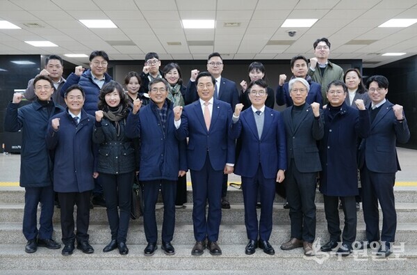 구재이 한국세무사회장(앞줄 가운데)이 국회 본회의장에서 세무사법 개정안 통과 직후 세무사회 임직원들과 함께 기념촬영을 하고 있다. (사진=한국세무사회)