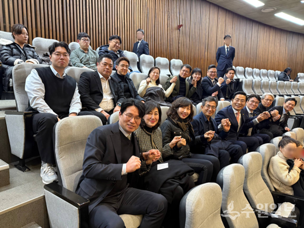 국회 본회의장을 참관한 한국세무사회 임직원들이 세무사법 개정안을 지켜보고 있다. (사진=한국세무사회)