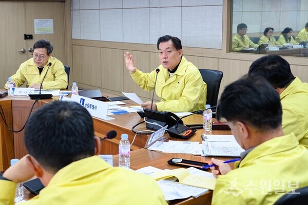 이재준 수원시장이 ‘2025~2026년 겨울철 도로 제설 대책 상황보고회’를 주재하고 있다. (사진=수원시)