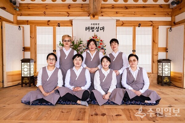 혜경궁 궁중다과 체험을 운영하는 수라지기. (사진=수원시)