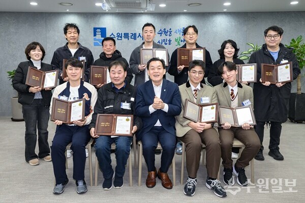모범시민 표창을 받은 ‘시민영웅’들이 이재준 수원시장(앞줄 가운데)과 기념촬영을 하고 있다. (사진=수원시)