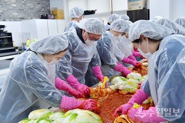 경기신용보증재단 시석중 이사장(왼쪽 두번째)과 임직원들이 김장김치를 담그고 있다. (사진=경기신보)