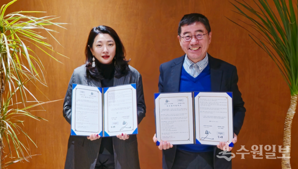 양종훈 제주해녀문화협회 이사장(오른쪽)과 김애경 오방화장품 대표가 은퇴 제주해녀 복지사업, 문화예술사업 공동 추진 등을 담은 업무협약서에 서명하고 기념 촬영을 하고 있다. (사진=제주해녀문화협회·오방화장품) 