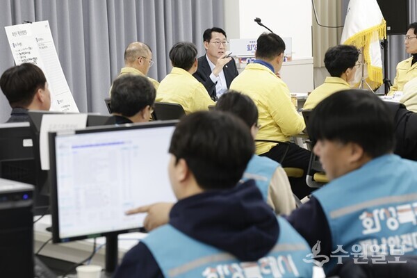 3일 정명근 화성특례시장이 관계 공무원들과 함께 동탄숲 생태터널 전면 통제에 따른 교통 대책 조치사항을 점검하고 있다. (사진=화성시)
