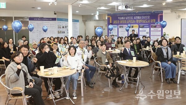 박승원 광명시장이 3일 평생학습원에서 열린 '리(Re):본 광명시대 프로젝트' 성과공유회에 참석해 광명자치대학교 졸업생으로 구성된 5개 실천단과 기념촬영을 하고 있다. (사진=광명시)