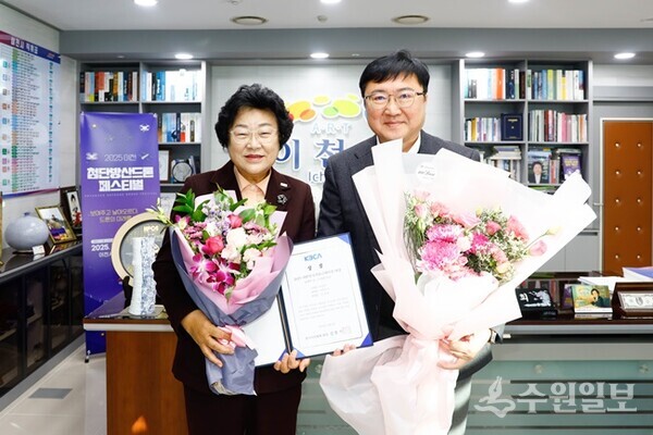 김경희 이천시장(왼쪽)과 김동호 홍보담당관이 시정소식지 ‘이천소식’이 2025 대한민국 커뮤니케이션 대상’에서 올해의 상(디자인 부문)을 수상한 뒤 기념촬영을 하고 있다. (사진=이천시)