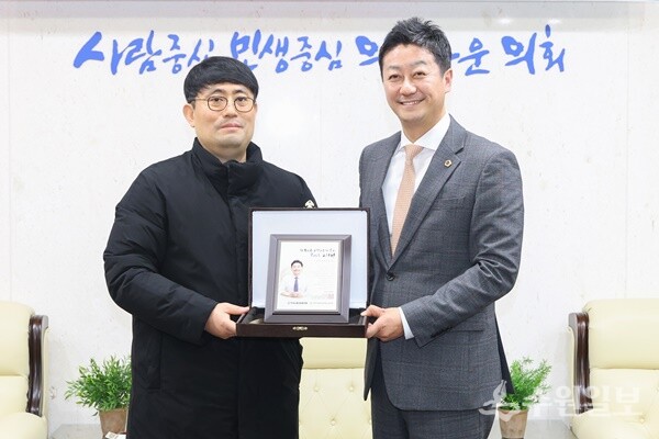 김진경 경기도의회 의장(오른쪽)이 공병삼 한노총 소방노조 경기위원장으로부터 감사패를 전달받고 있다. (사진=경기도의회)