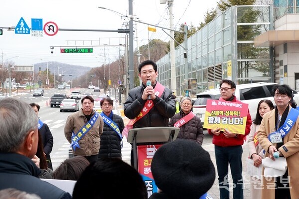 이상일 용인특례시장이 6일 오전 수지구 성복동 일대에서 수지연대 주관으로 열린 ‘경기남부광역철도 조기 착공 촉구 걷기대회’에 참석, 발언을 하고 있다. (사진=용인시)