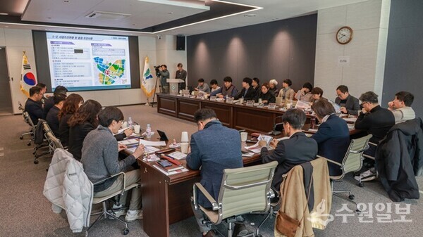 과천시가 5일 지식정보타운 공공주택지구 주요 현안을 점검하기 위해 3차 실무협의체 회의를 갖고 있다. (사진=과천시)