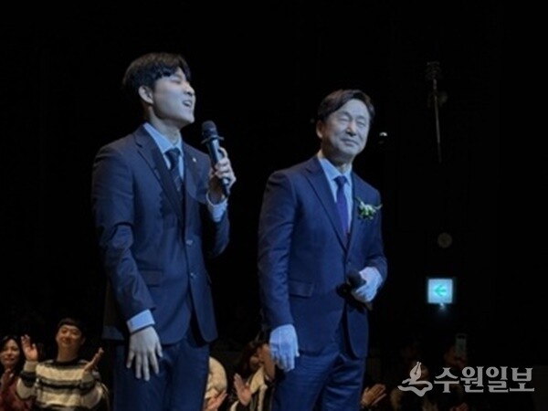 축가를 부르는 신부 아버지와 막내 동생. (사진=김우영)