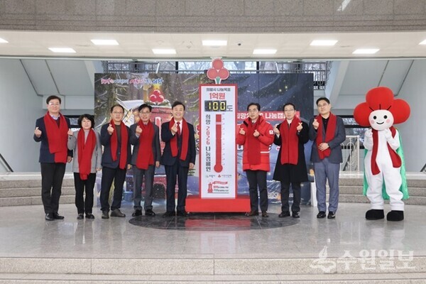 김성제 의왕시장(왼쪽 5번째)과 김학기 의왕시의회 의장(왼쪽 네번째)이 ‘2025 사랑의 온도탑 제막식’에서  내빈들과 함께 하고 있다. (사진=의왕시)