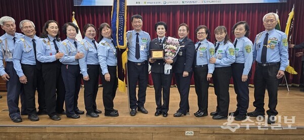 '제41회 새마을교통봉사대 전국종합평가대회’에서 84개 지대 중 대상지대로 선정된 새마을교통봉사대 남양주시지대가 수상 후 기념촬영을 하고 있다. (사진=남양주시)