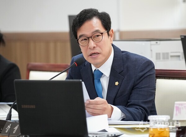 강성삼 시의원이 제344회 하남시의회 제2차 정례회 도시건설위원회 소관 행정사무감사에서 질의를 하고 있다. (사진=강성삼 의원실)  