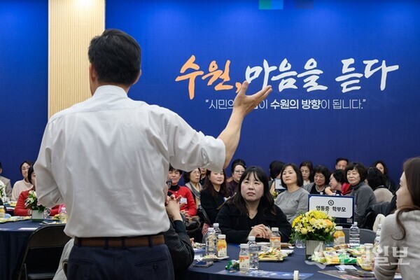 지난 11월27일 영통3동 새빛만남에서 주민들이 자유롭게 소통하고 있는 모습.(사진=수원시)