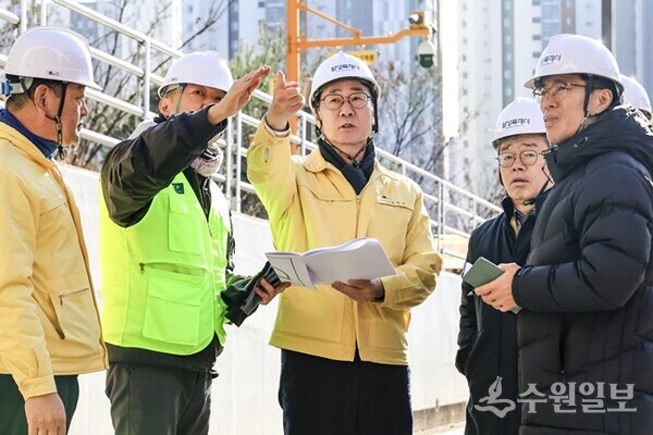 정명근 화성특례시장이 동탄숲 생태터널 현장을 점검하고 있다. (사진=화성시)