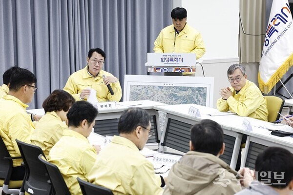 정명근 화성특례시장이 동탄숲 생태터널 관련 재난안전대책본부 회의에서 지시사항을 전달하고 있다. (사진=화성시)
