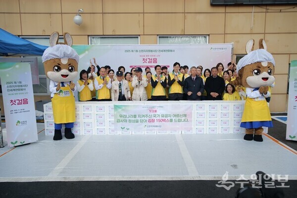 신천지자원봉사단 구리남양주지부 봉사자들이 행사에 참석한 국가유공자들과 함께 기념 촬영을 하고 있다. (사진=신천지자원봉사단 구리남양주지부)