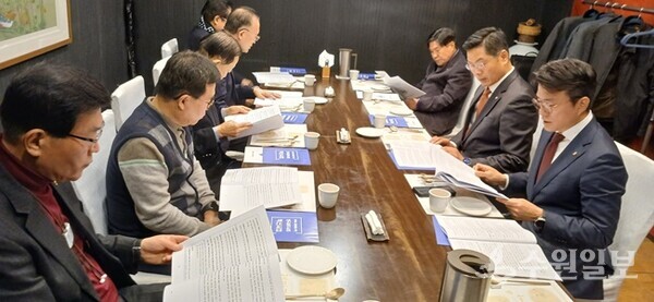 구재이 회장(오른쪽 두번째)이 역대회장(고문) 간담회를 주재하고 있다. (사진=한국세무사회)