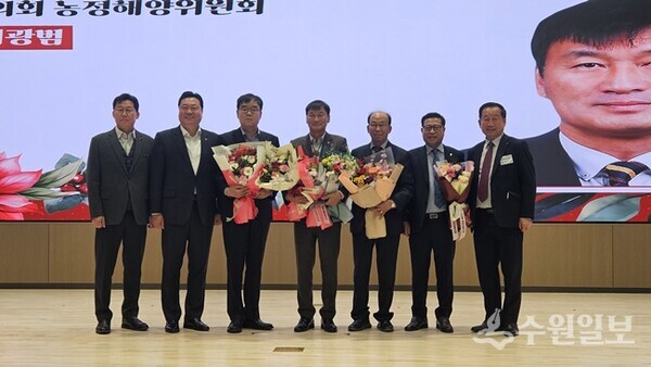 농업경영인 출신인 경기도의회 농정해양위원회 서광범 의원(가운데)이 농업협동조합 중앙회장으로부터 감사패를 받은 뒤 기념촬영을 하고 있다. (사진=경기도의회)