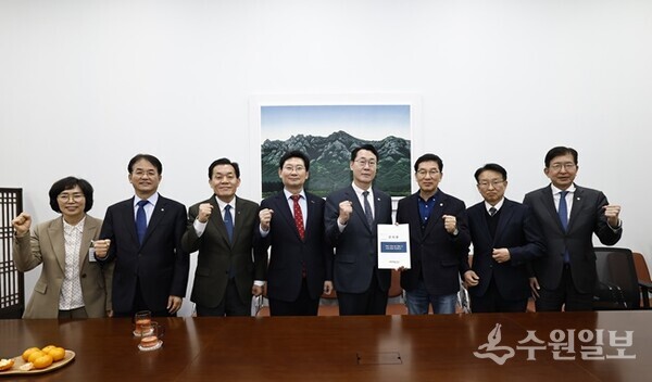 특례시장들이 신정훈 국회 행정안전위원장에게 건의서를 전달하고 기념촬영을 하고 있다. 왼쪽부터 정숙이 창원시 자치행정국장, 이동환 고양시장, 이재준 수원시장, 이상일 용인시장, 정명근 화성시장, 신정훈 위원장, 권칠승 의원, 이상식 위원. (사진=화성시)