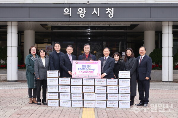 김성제 의왕시장(가운데)이 시청 본관 앞 광장에서 전달식을 갖고 있다. (사진=의왕시)