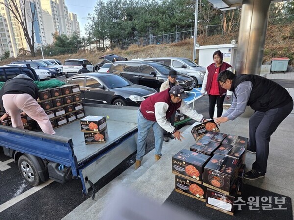 의왕시가 김장김치를 전달하고 있다. (사진=의왕시)