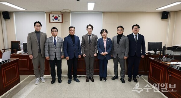 안양시의회 총무경제위원회가 2026년도 예산안에 대한 예비심사를 진행하고,기념촬영을 하고 있다. (사진=안양시의회)