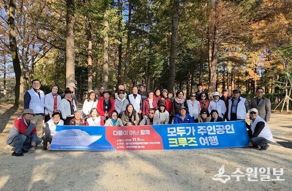 김구영 구리아리랑봉사단 고문(뒷줄 왼쪽 첫번째)이 구리시장애인 등과 베고니아 공원에서 기념촬영을 하고 있다. (사진=구리아리랑봉사단)