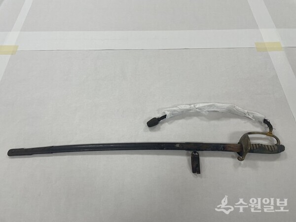 김준혁 국회의원이 기증한 일제강점기 조선총독부 도검.