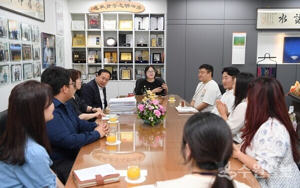 이권재 오산시장이 오산 청년협의체와 정책간담회를 갖고 있다. (사진=오산시)