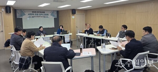 11일  평택시 공익지원센터 3층 세미나실에서 열린 ‘평택항 발전을 위한 정책 간담회’에서 토론자들이 논의 하고 있다.(사진=평택당진항 발전 협의회)