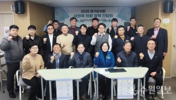 간담회가 끝난후 참가자들이 기념 촬영하고 있다.(사진=평택당진항 발전협의회)