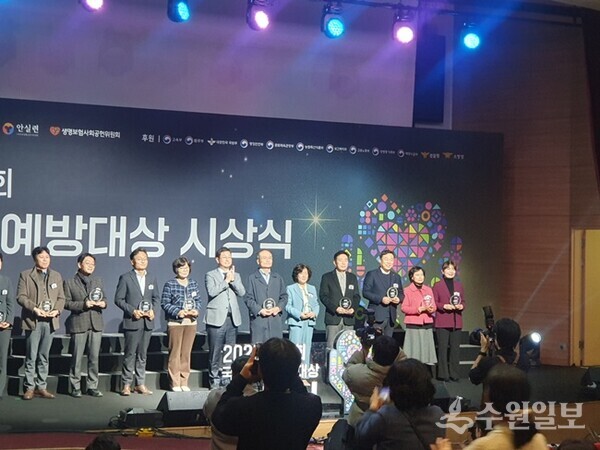 가평군이 관계자들이 ‘국회자살예방대상 시상식’에서 자살예방 우수지자체상을 수상한 뒤 기념촬영을 하고 있다. (사진=가평군)