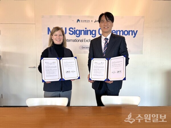 오영균 수원문화재단 대표이사(오른쪽)가 Mitsuhiro Suwa 일본 Loftwork 대표와 업무협약을 체결한 뒤 기념촬영을 하고 있다. (사진=수원문화재단)