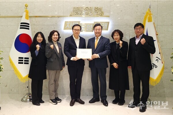 김성제 의왕시장(오른쪽 세번째)이 임태희 경기도교육감(왼쪽 세번째)에게 의왕교육지원청 신설 신속 추진 건의문을 전달하고 있다. (사진=의왕시)