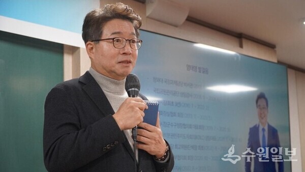염태영 의원이 14일 한양대학교 서울캠퍼스 국제관에서 열린 ‘2025 한국정치커뮤니케이션학회 학술대회’에서 '나는 왜 정치를 하는가'를 주제로 강연을 하고 있다. (사진=염태영 의원실)