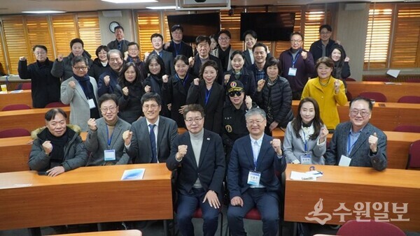 14일 한양대학교 서울캠퍼스 국제관에서 열린 ‘2025 한국정치커뮤니케이션학회 학술대회’에서 강연을 마친 염태영 의원(앞줄 가운데)이 행사 참석자들과 기념촬영을 하고 있다. (사진=염태영 의원실)