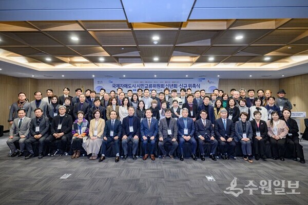 지난 1월 열린 ‘수원시 국제자매도시 시민교류위원회 신년회·신규 위촉식’에서 이재준 수원시장(앞줄 왼쪽 8번째)과 위원들이 함께하고 있다. (사진=수원시)