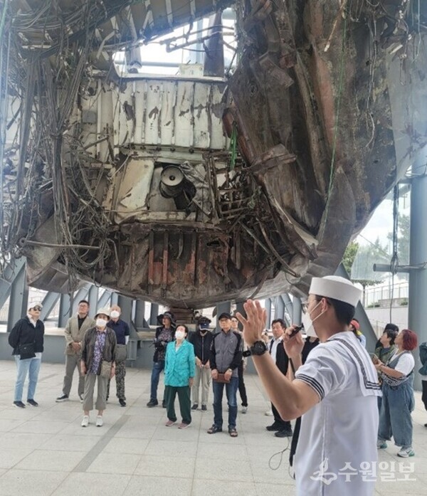 해군2함대에 전시중인 폭침 천안함을 해군 병사가 관람객에게 설명하고 있다(사진=김종식 대기자)