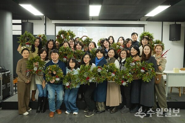 경기문화재단 백남준아트센터가 13일 ‘자원봉사자의 날’ 행사에서 도슨트들이 기념촬영을 하고 있다. (사진=경기문화재단)