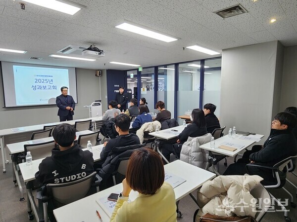 16일 경기도체육회관에서 개최된 '2025년도 경기도장애인체력인증센터 성과보고회'에서 백경열 경기도장애인체육회 사무처장이 인사말을 하고 있다. (사진=경기도장애인체육회)