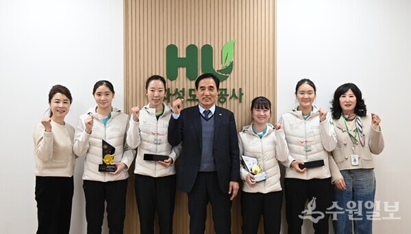 한병홍 화성도시공사 사장이 국제대회와 전국대회에서 입상한 화성도시공사 탁구단 선수들과 메달과 상패를 들고 기념촬영을 하고 있다. (사진=HU공사)