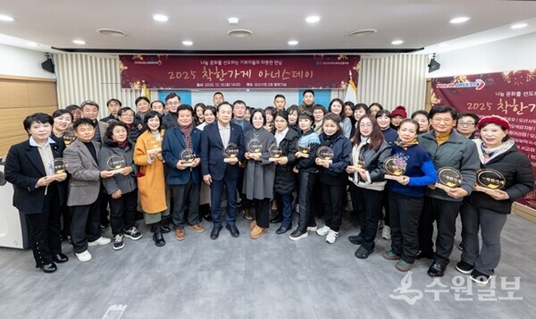 이권재 오산시장(앞줄 왼쪽 6번째)이 오산시 지역사회보장협의체의 ‘2025 착한가게 아너스데이(Honors Day)’행사에서 참석자들과 함께 하고 있다. (사진=오산시)
