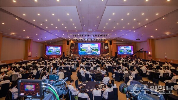 (사)대한민국한식포럼과 (사)한식문화세계화협회가 15일 강원도 원주 오크밸리컨벤션에서 ‘한식의 날 제정’을 염원하며 'K-FOOD 한식문화협의회 출범식'을 갖고 있다. (사진=대한민국한식포럼)