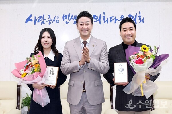 김진경 경기도의회 의장(가운데)이 MC 겸 방송인 장재영(오른쪽)과 가수 키니에게 홍보대사 위촉패를 전달한 뒤 기념촬영을 하고 있다.(사진=경기도의회)