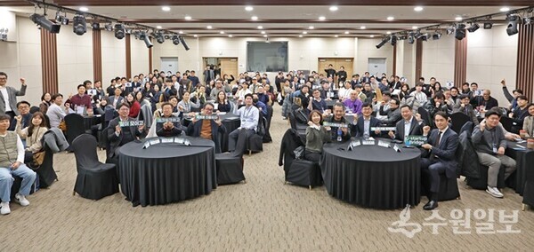 17일 스타트업캠퍼스에서 열린 'G-Startup Bridge 판교 Link'에서 김현곤 경과원장을 비롯한  스타트업 관계자들이 기념촬영을 하고 있다. (사진=경과원)